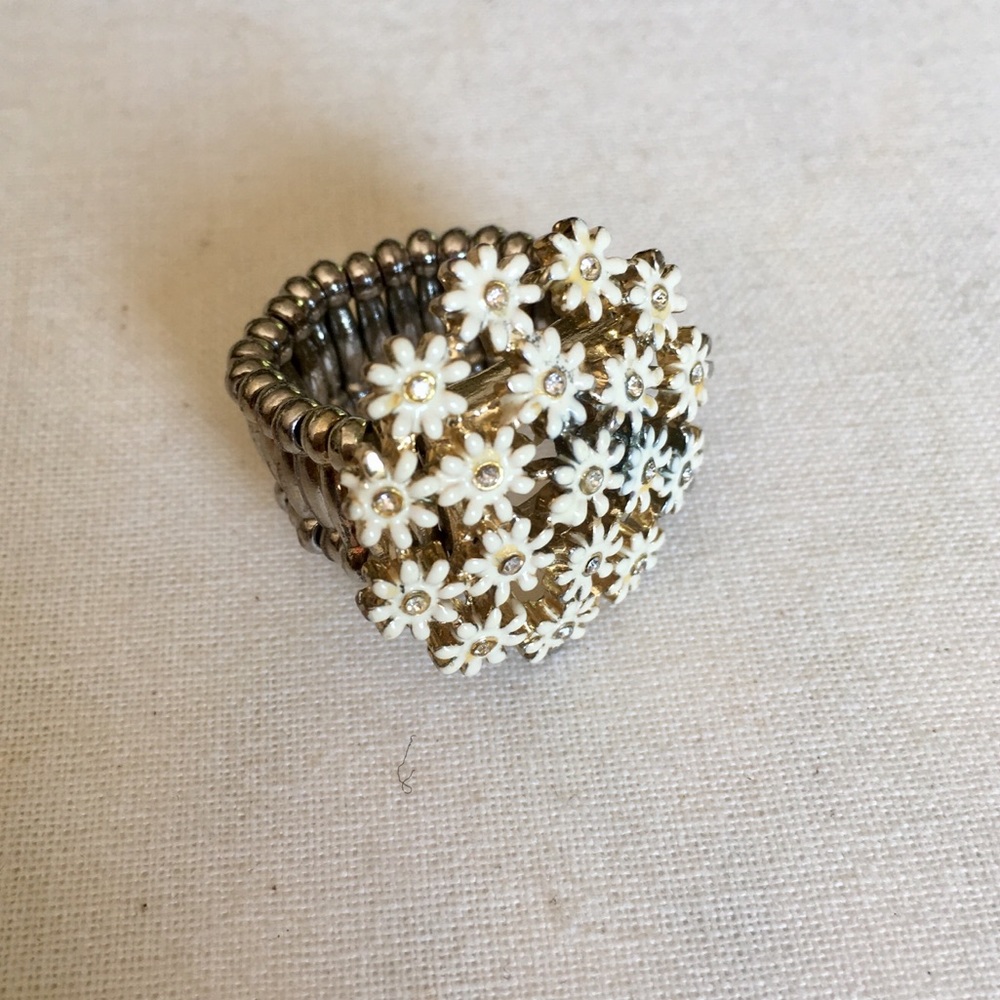Cute Lil’ Daisy 🌼 Ring